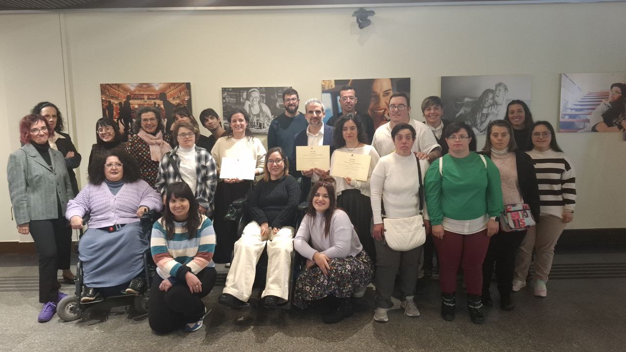 Familia de personas premiadas, FCM y asistentes inauguración