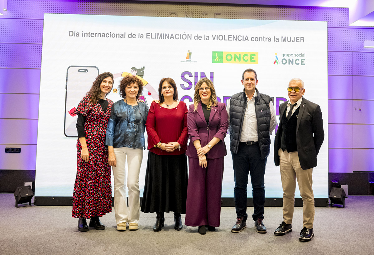 Foto de familia de los participantes en el acto