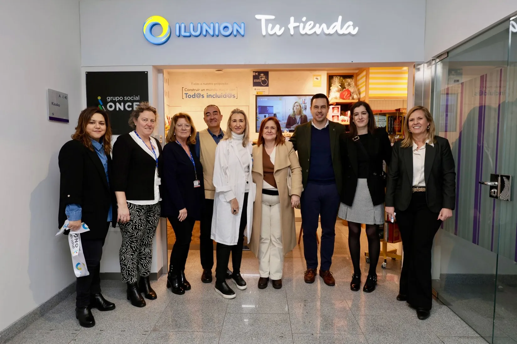 Foto de familia en el acto de inauguración de la nueva tienda en el HUCA