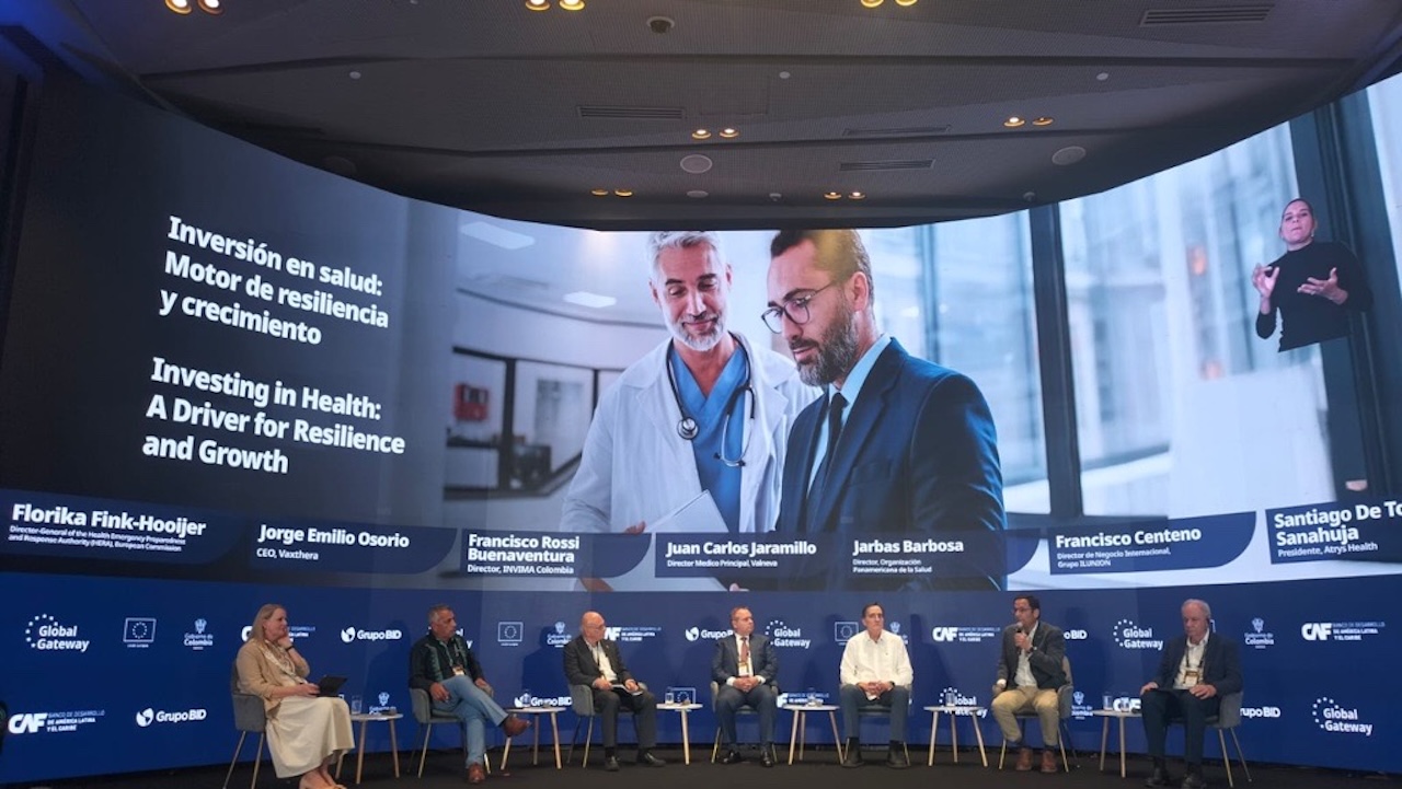 Foro Empresarial, con Ilunion participante, ponentes sentados en sillas en semicírculo en el escenario