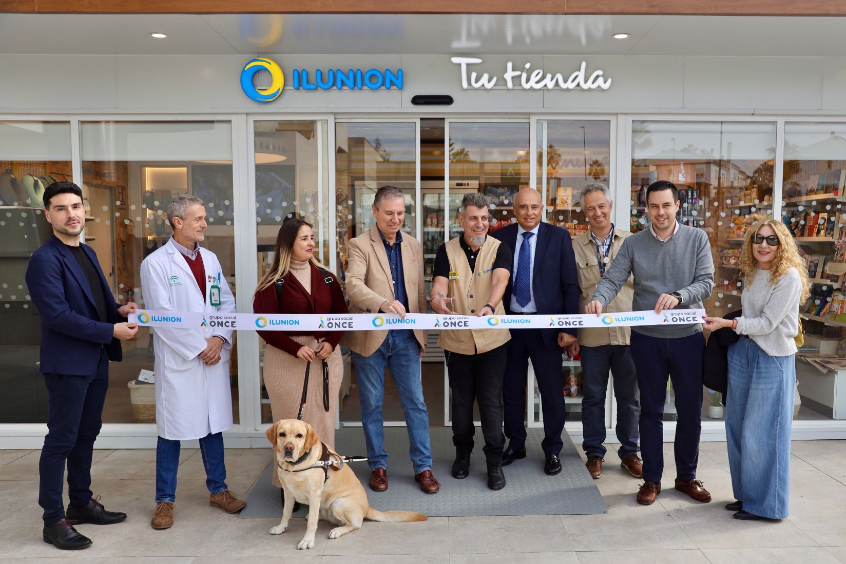 Foto de familia en el momento de cortar la cinta en la inauguración de esta nueva tienda