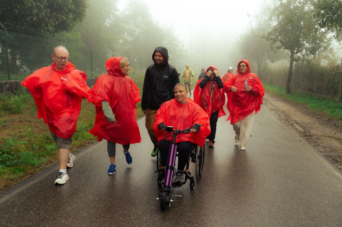 Carmen Montes avanza con su silla junto a otros compañeros | Foto de ICS/David Lomba