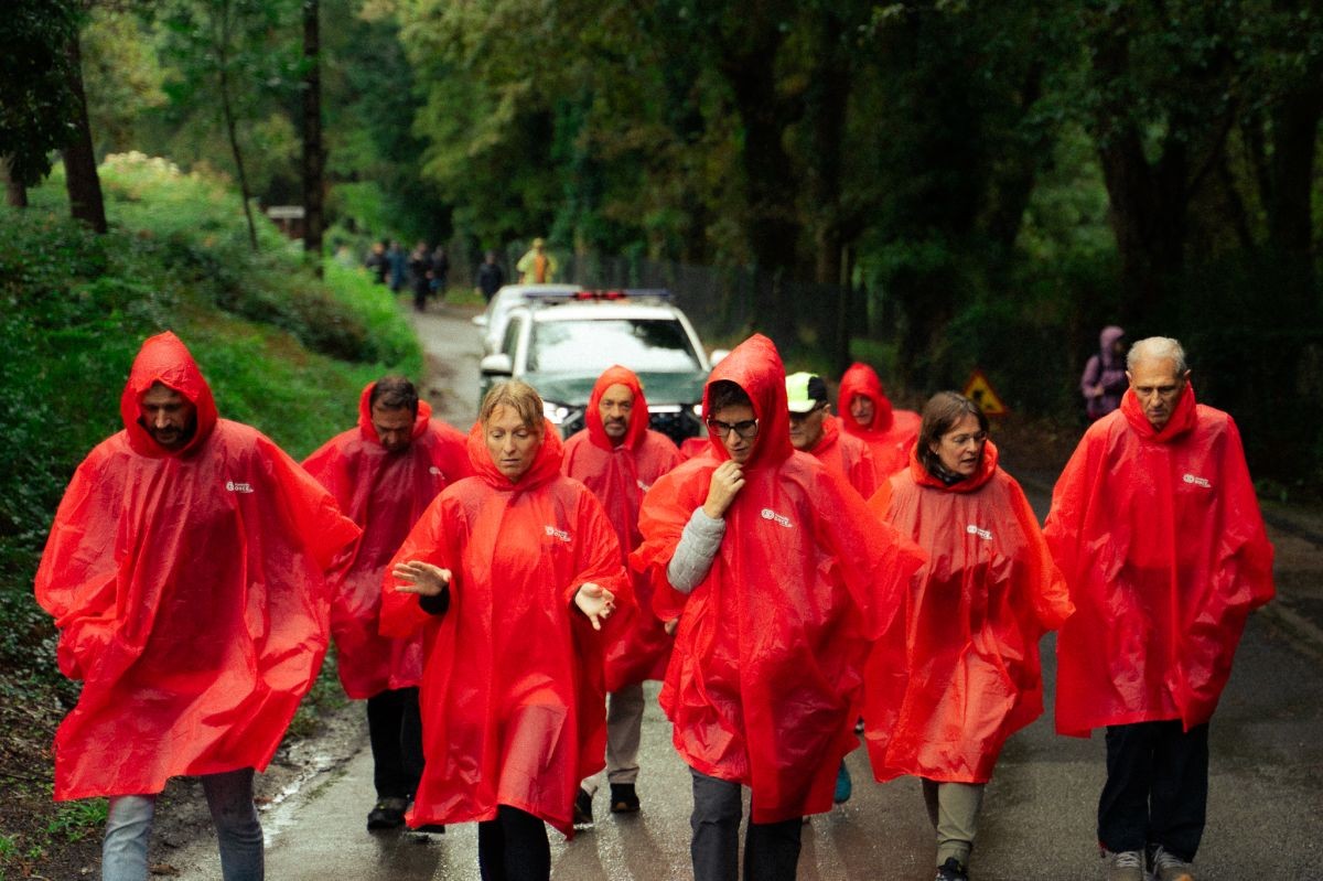 Parte de la expedición, acompañada por la Guardia Civil | Foto de ICS/David Lomba