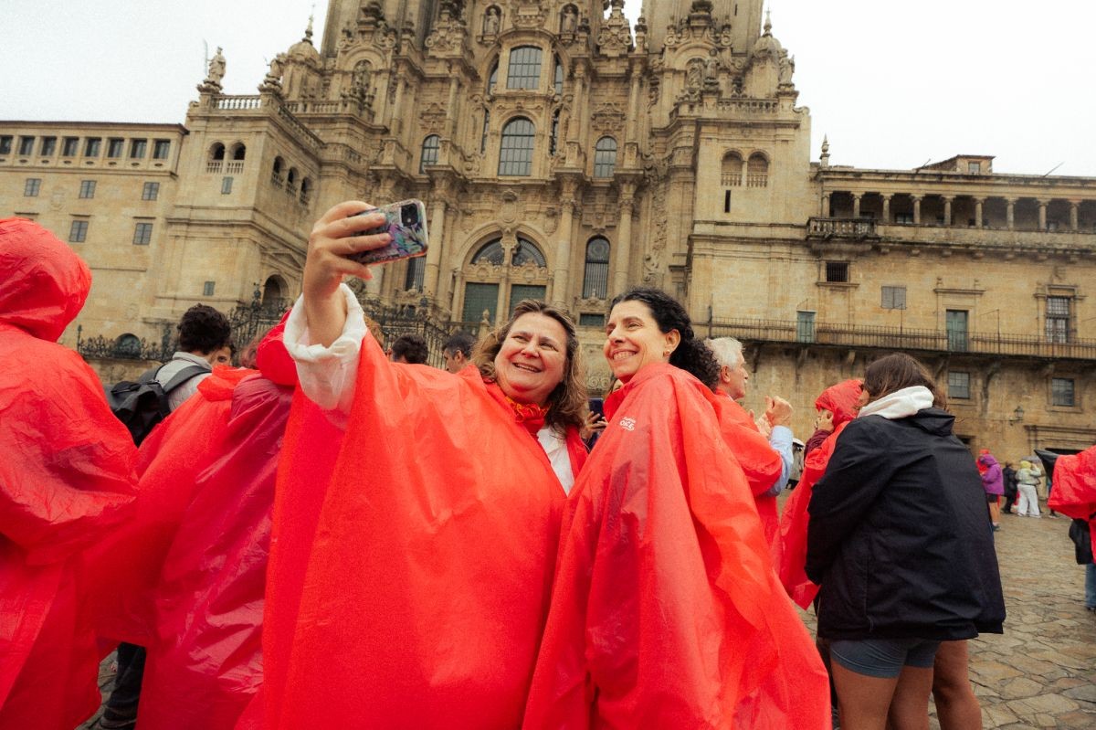 Dos de las personas de la expedición a la llegada de la Plaza del Obradoiro