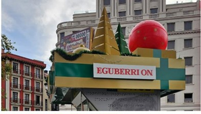 Techo de quiosco ONCE con decoración navideña y leyenda en euskera 