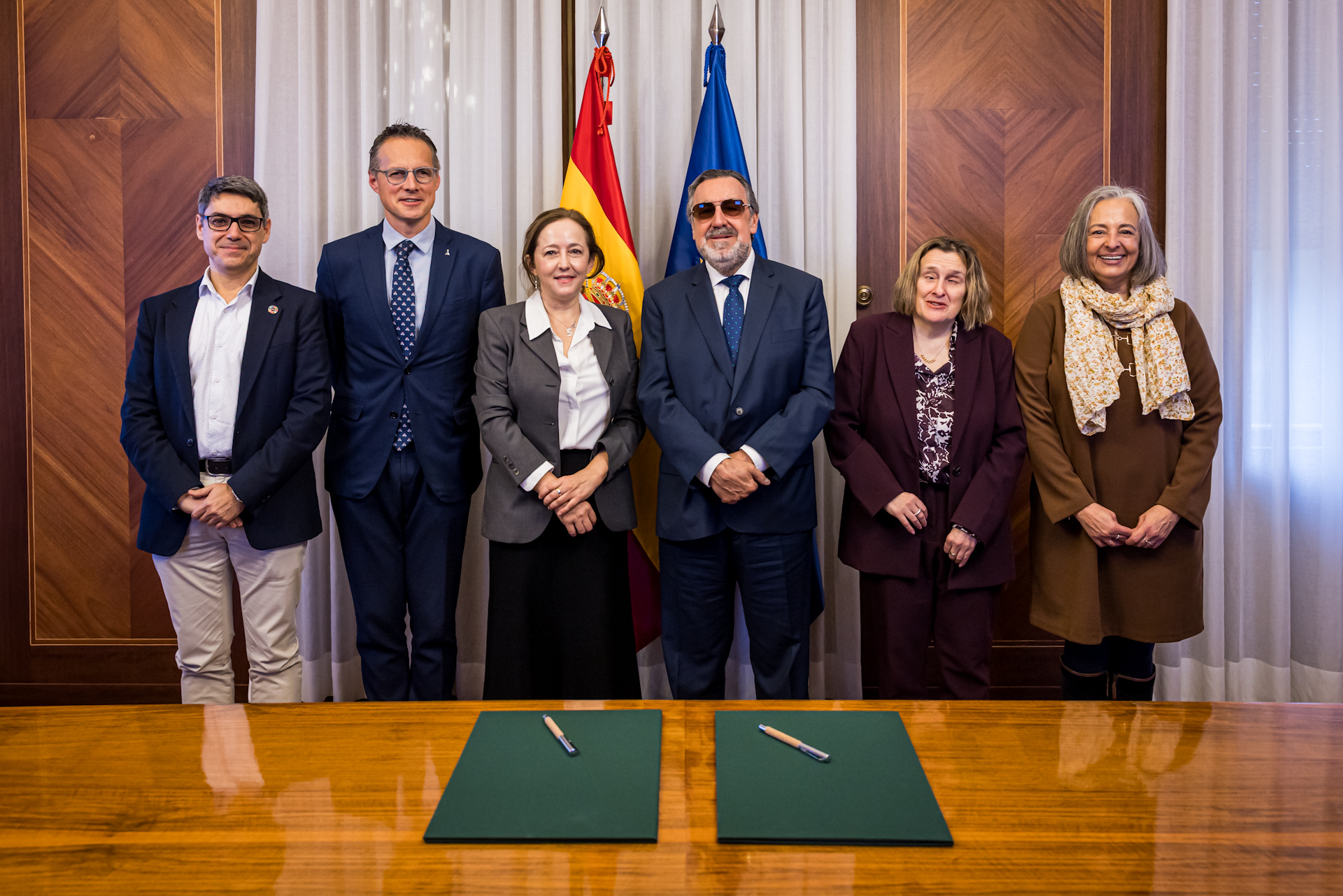 Foto de familia de los responsables del CSIC y de la ONCE en el acto de la firma del acuerdo