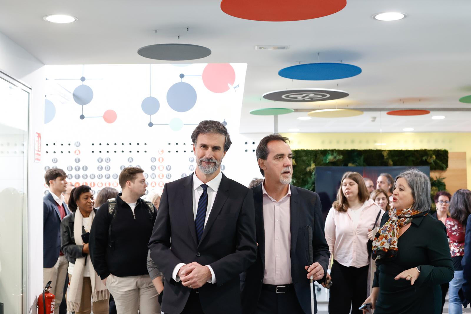 El director general de Barcelona Activa, Lorenzo di Pietro (izquierda), con el delegado de la Once en Catalunya, Enric Botí (derecha) | Laura Soriano (Barcelona Activa) Marc Vilajosana, periodista de VIA Empresa | Mireia Comas Marc Vilajosana