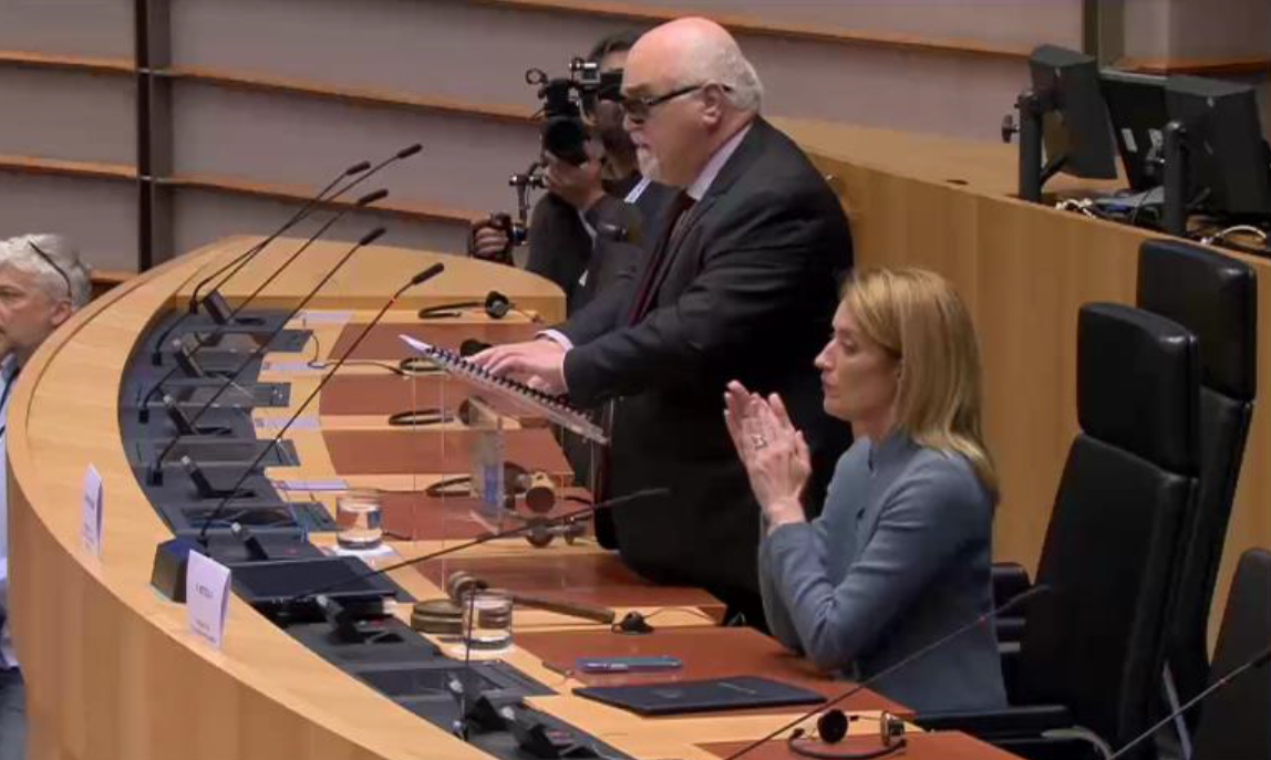 Vardakastanis y Roberta Metzola, presidenta de PE, en 2023 en la sede del Parlamento Europeo