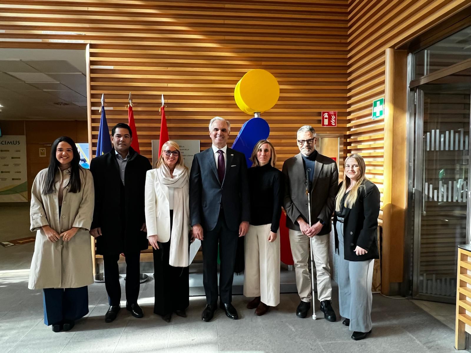 Foto de familia de la comitiva con el ministro en el centro de la imagen y los responsables del CRE de la ONCE en Madrid