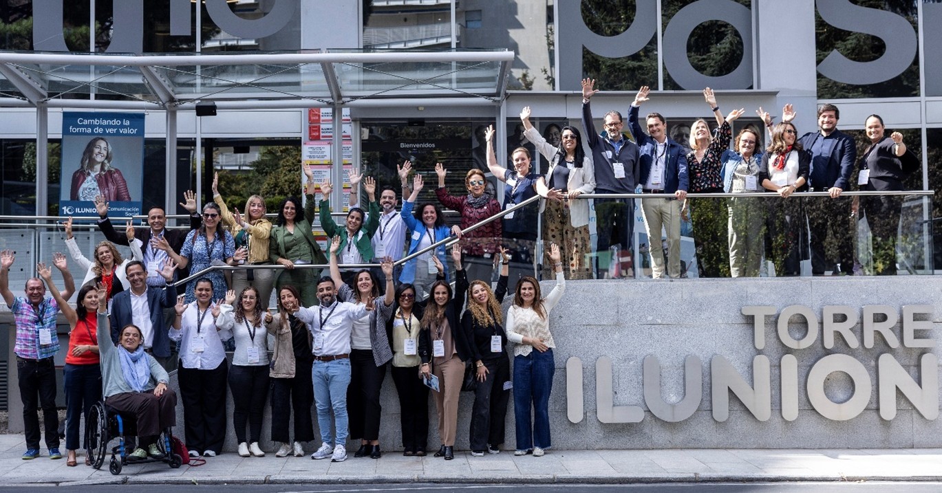 Grupo de representantes de Por Talento Latinoamérica frente a la entrada de Torre Ilunion en Madrid