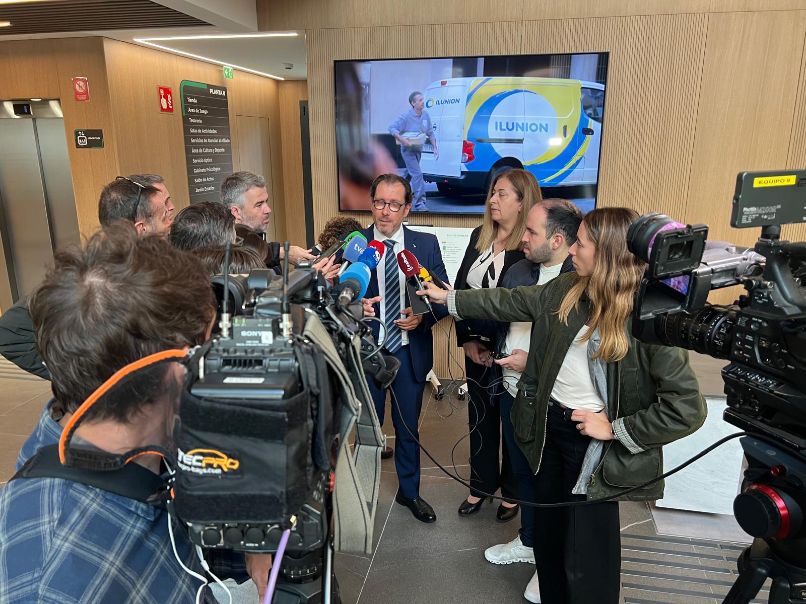 Ismael Pérez atiende a los medios de comunicación minutos antes de la inauguración de la sede de Valladolid