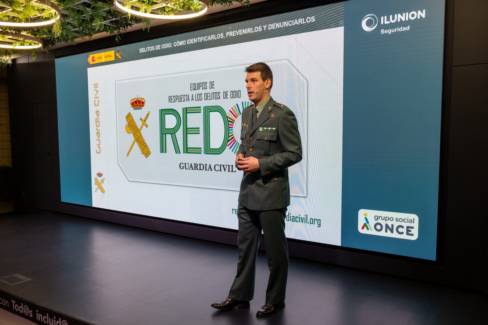 Momento de la intervención del miembro de la Guardia Civil del equipo REDO