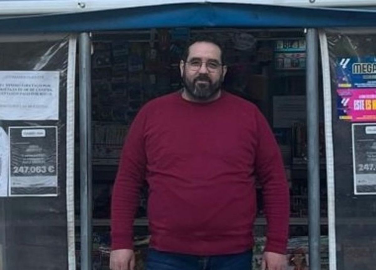 Julian Silvestre en su quiosco donde ha vendido el premio del 11 del 11