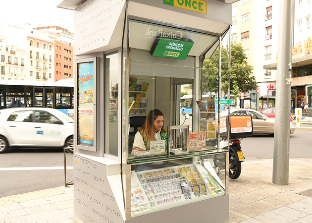 Vendedora de la ONCE en el interior de un kiosco