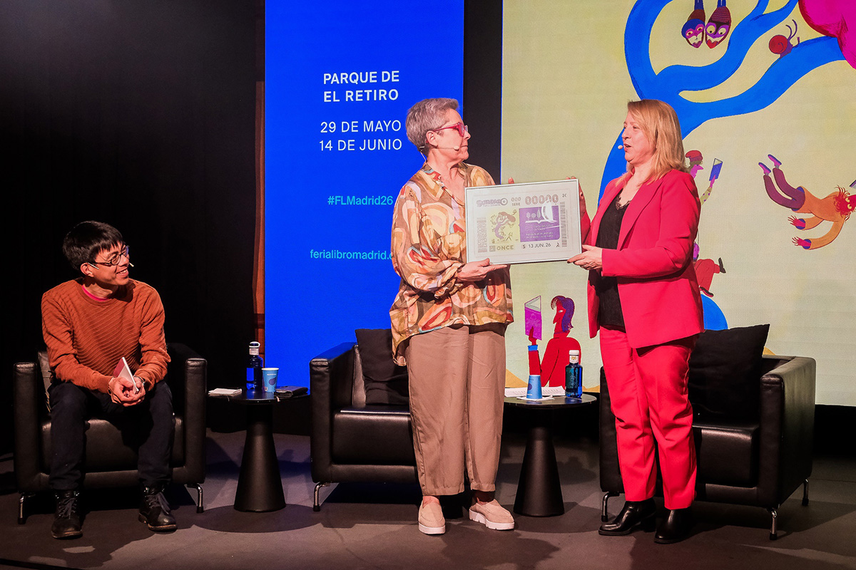 Bayarri entrega la lámina del cupón a Eva Orúe