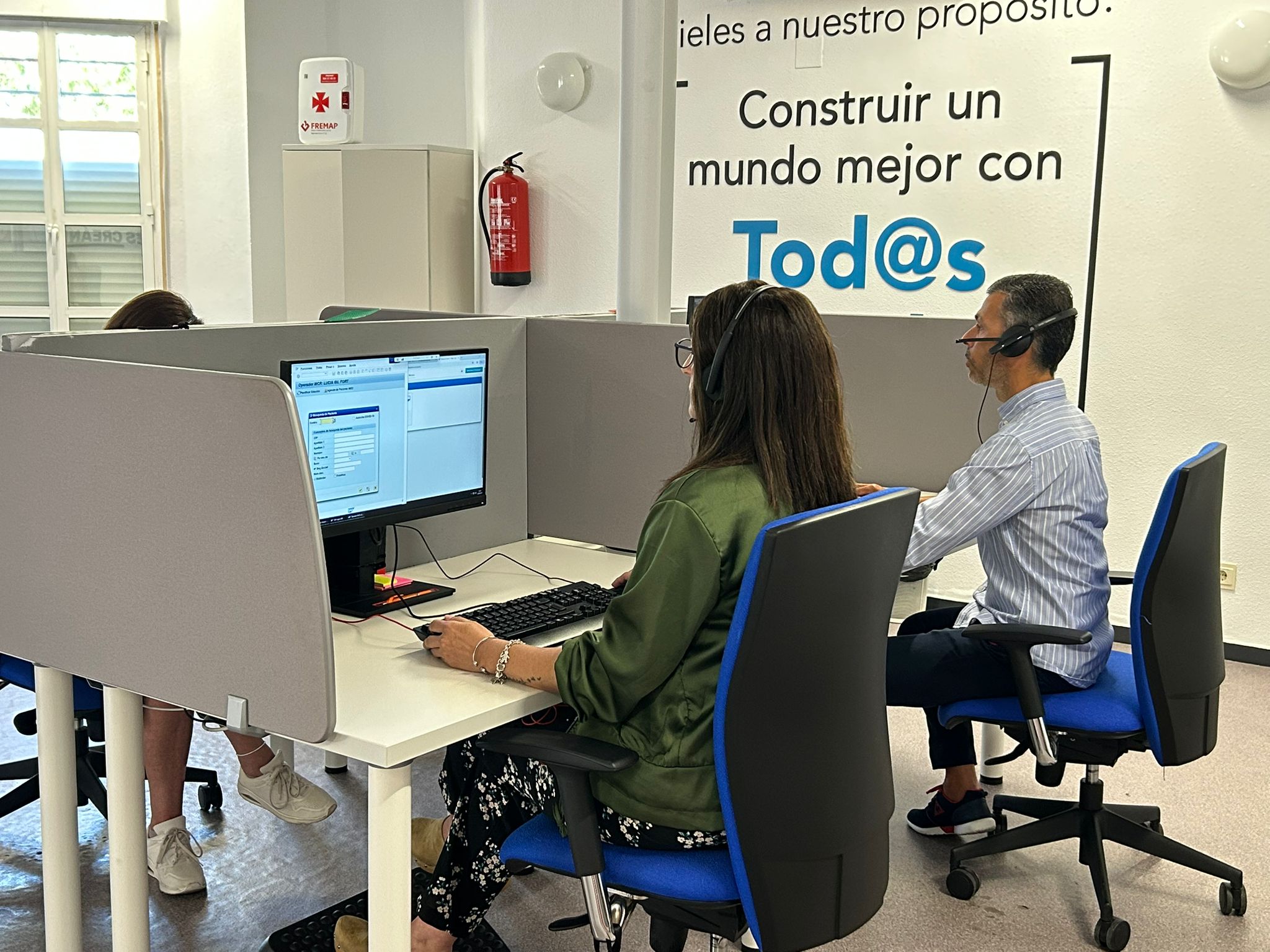Luciá y Gonzalo en su puesto de trabajo