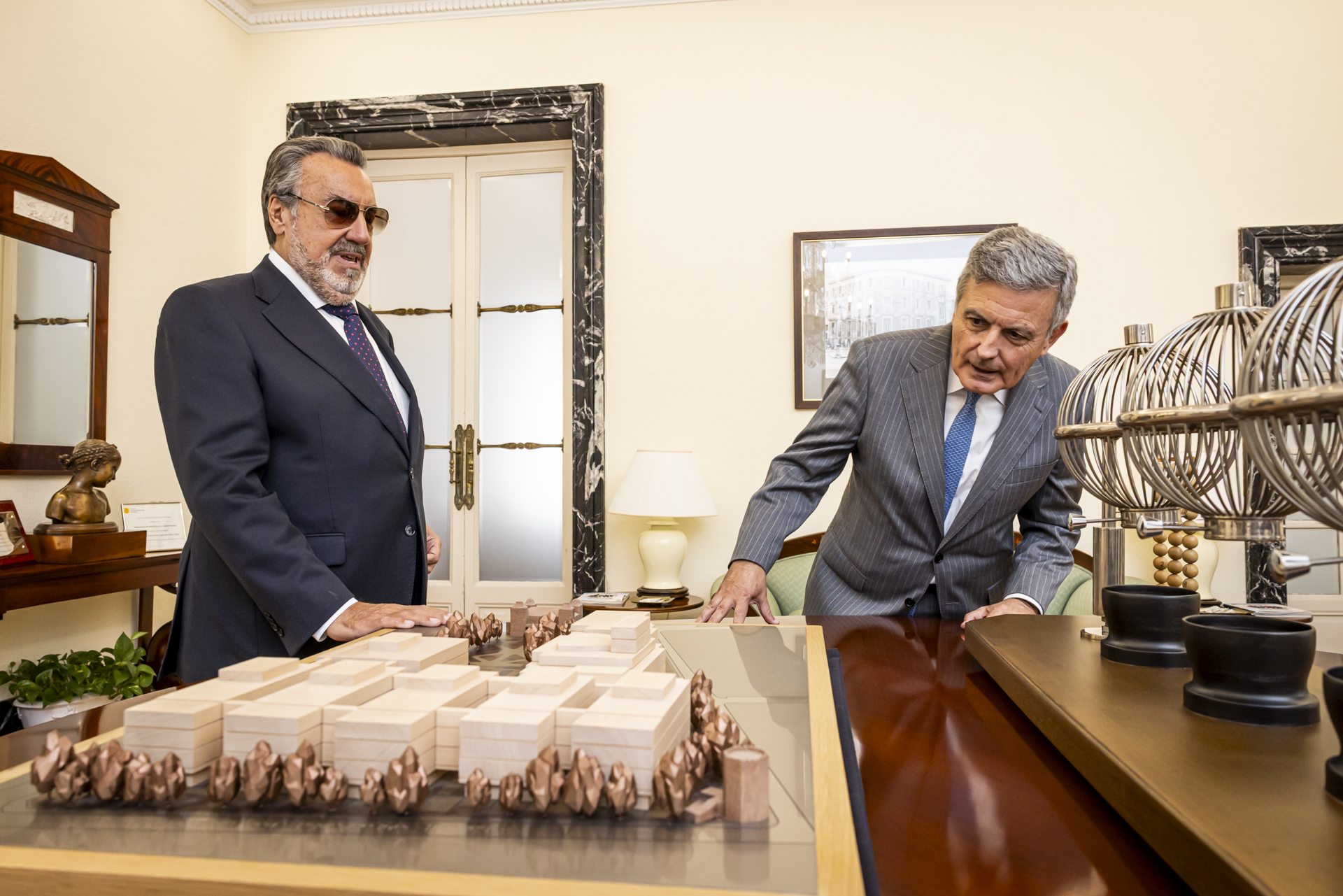 Miguel Carballeda explica a Pedro Saura la maqueta de las nuevas instalaciones del Grupo Social ONCE en Madrid