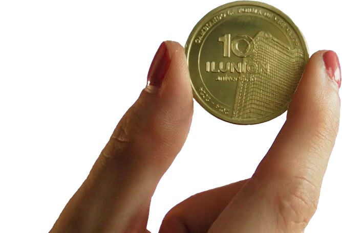 Moneda de la campaña con el detalle del relieve del 10º aniversario de Ilunion