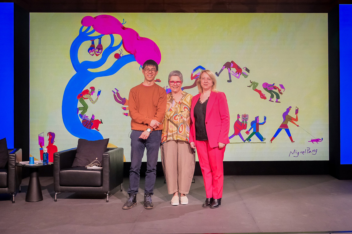 Pang, Orúe y Bayarri posan delante del cartel tras la presentación