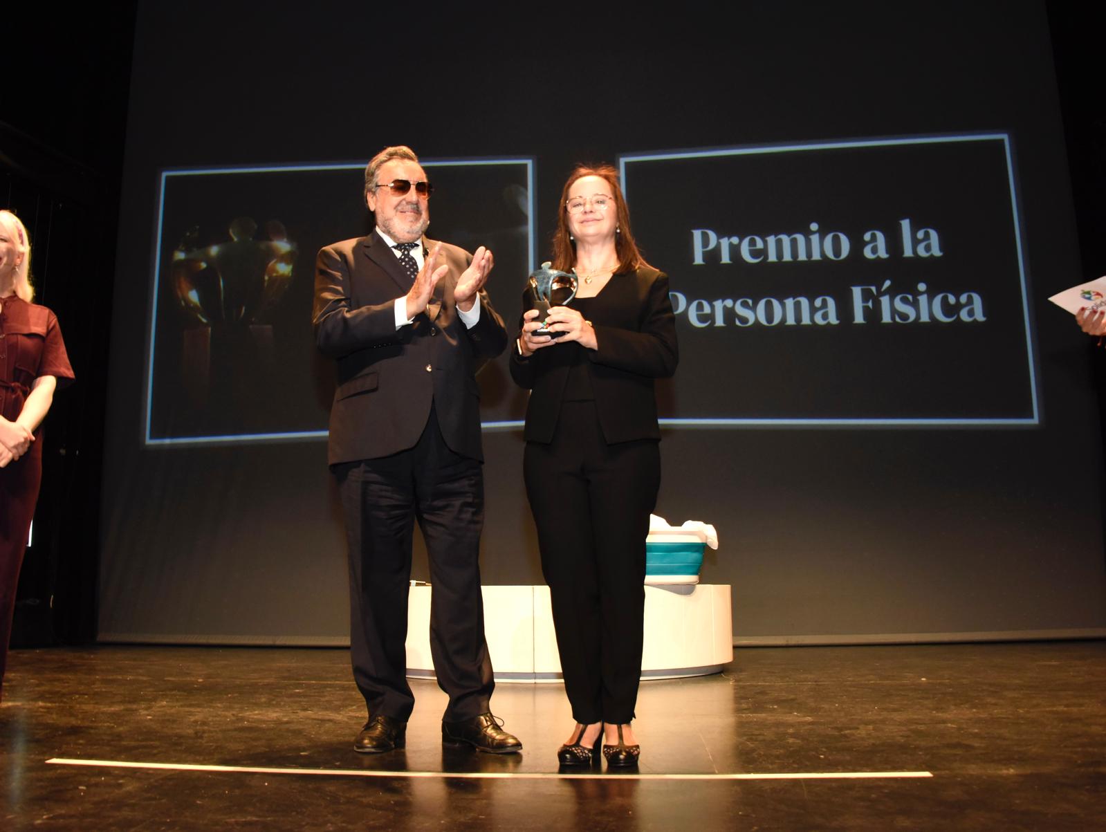 Mar Garcelán recogiendo el Premios Solidario a la Persona Física de manos de Miguel Carballeda