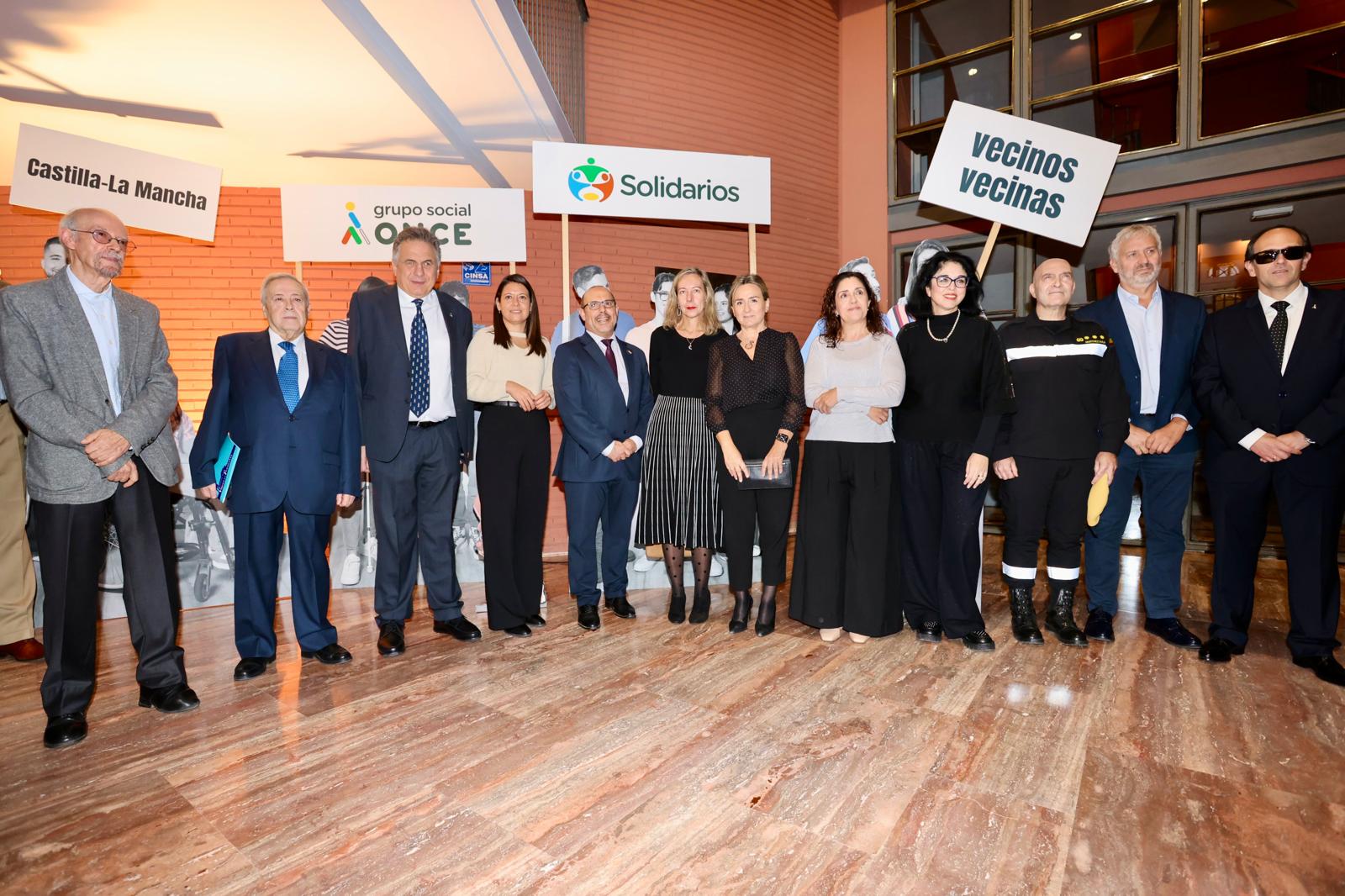 Foto de familia en el photocall de los Premios Solidarios