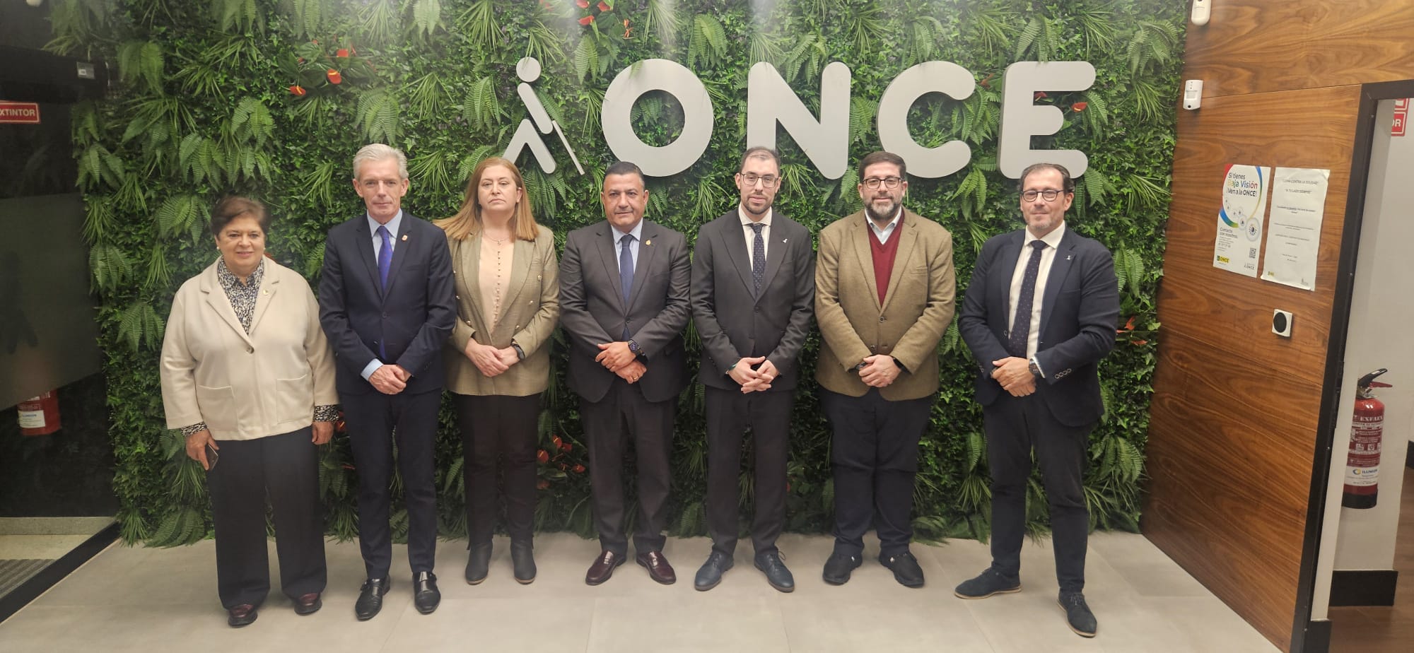 Foto de familia de Rodrigo Gonzalo junto al resto de autoridades en el acto de su presentación