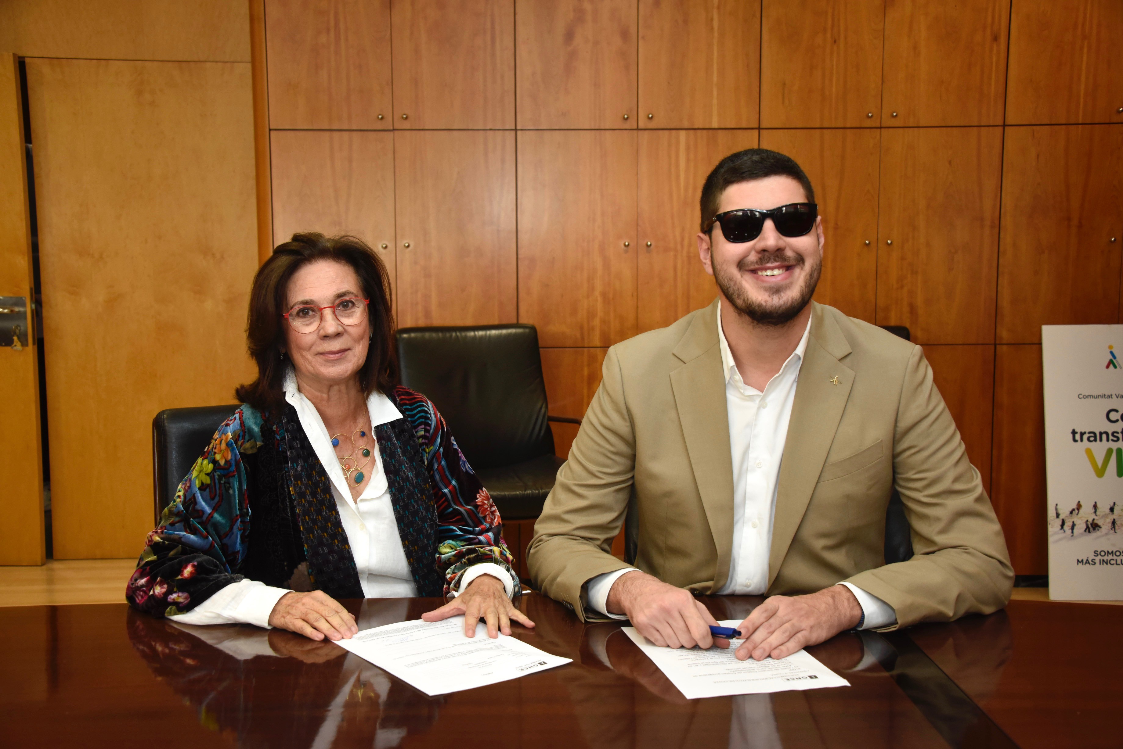 Amparo Alcocer, responsable de Óptica Alcocer, y Adonay Viera en el momento de la firma del acuerdo