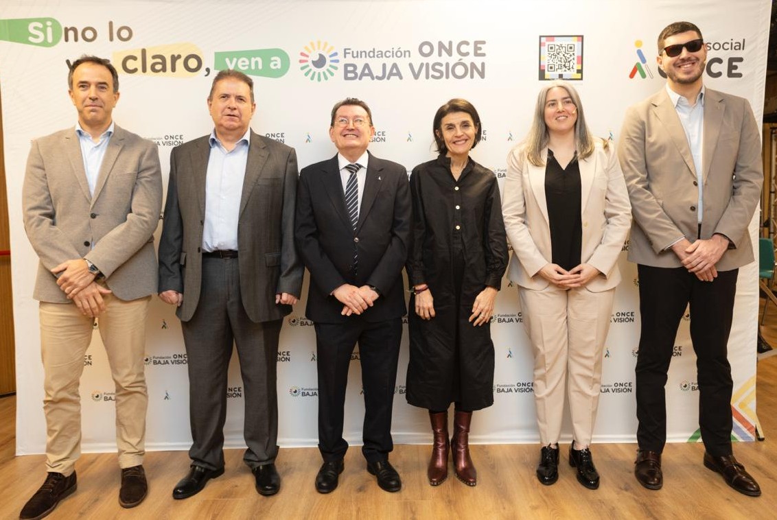 Foto de familia de las autoridades y responsables de la ONCE y de la FOBV en la presentación celebrada en Bilbao