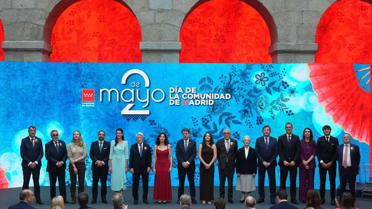 Foto de familia de todos los galardonados con la presidenta Ayuso en el centro, y Miguel Carballeda, segundo por la izda.