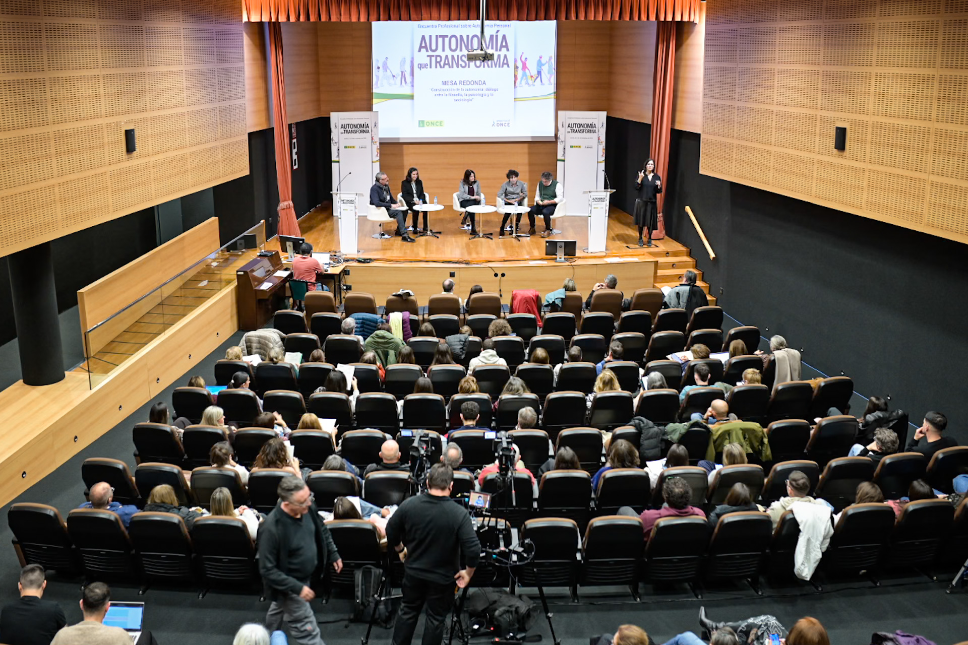 Vista cenital del Salón de actos de las Jornadas con los asistentes en una de las mesas redondas