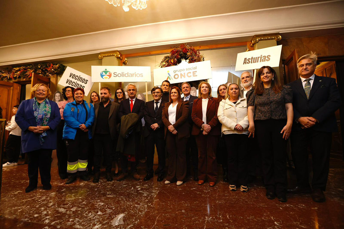Premiados y autoridades de los Premios Solidarios Asturias 2025
