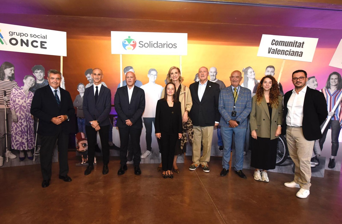 Foto de familia de los premiados en los Solidarios Comunidad Valenciana