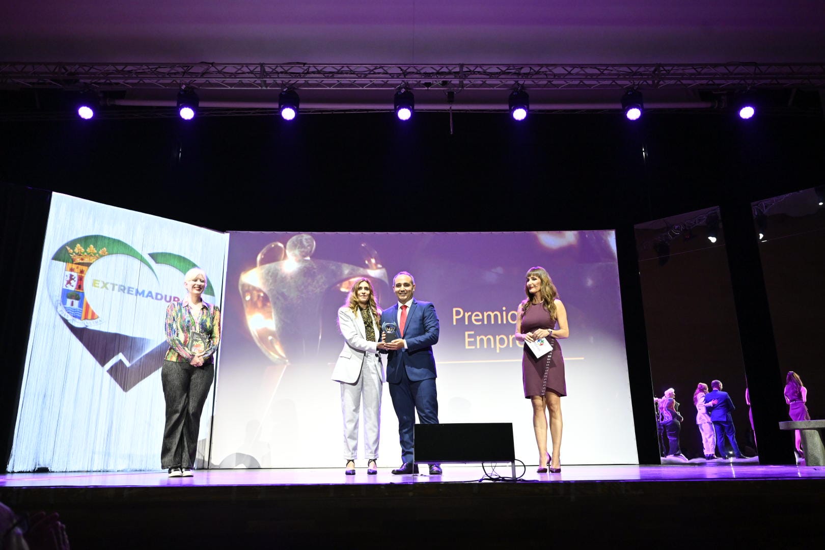 Luis Herrera, director de Huerta Dehesa, El Alcornocal, S.L. (Iberitos), recogiendo el Premio Solidario Empresa Extremadura 2026