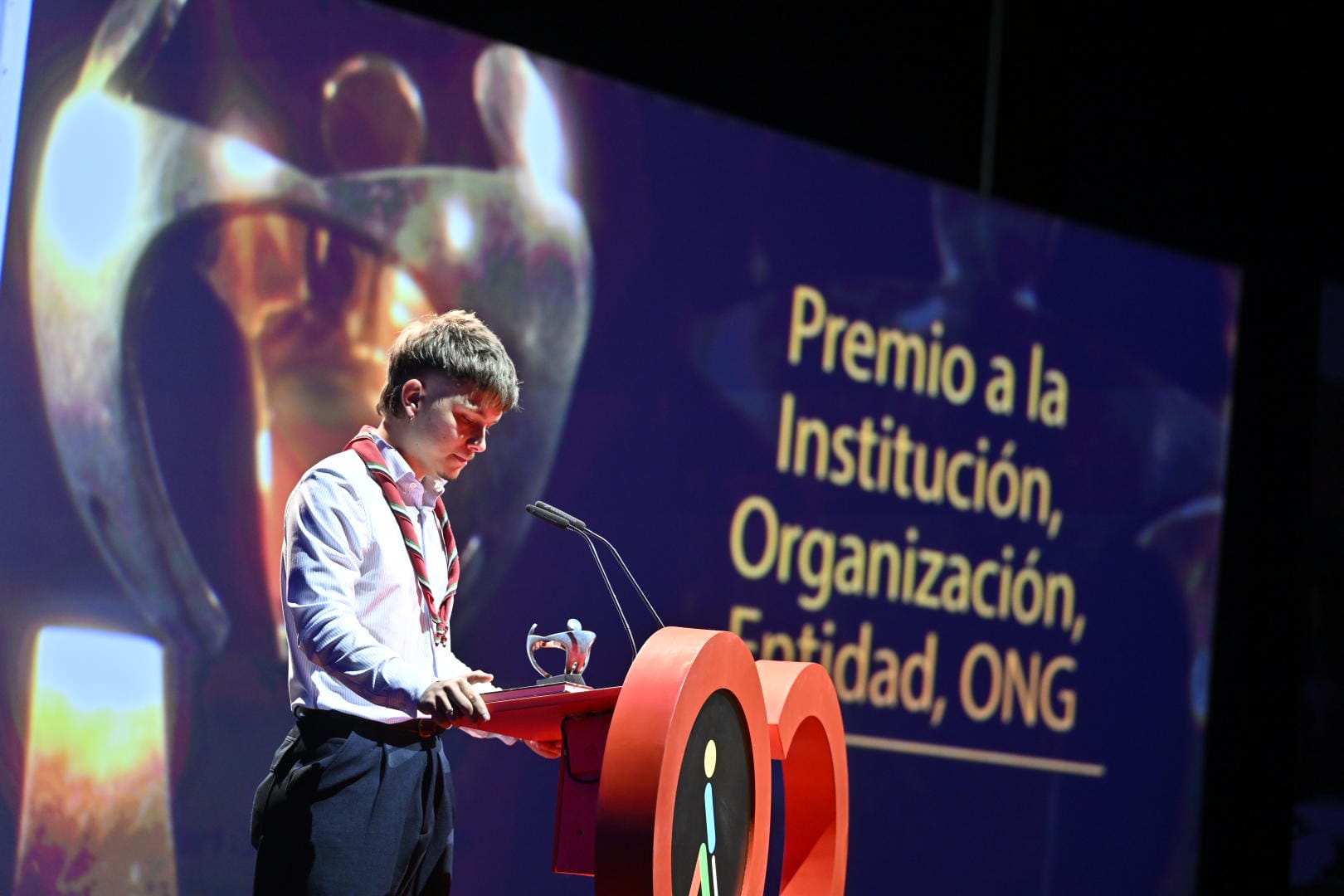 Sergio Hernández, de Federación Scouts, recogiendo el Premio Solidario ONG Extremadura 2026