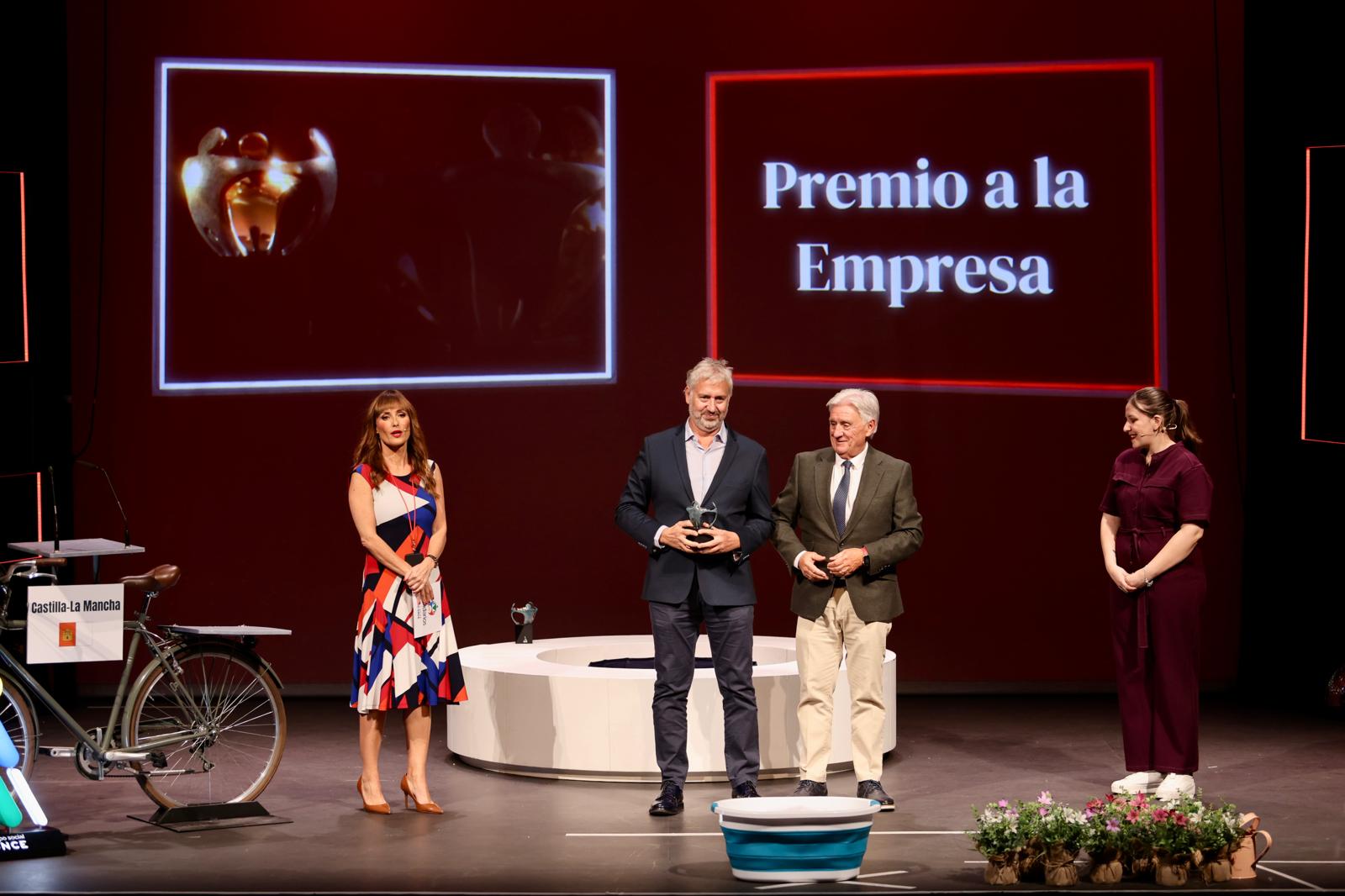 Laura Ferrer, presentadora, junto a ganadores