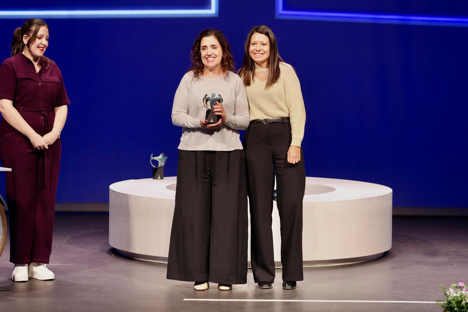 Las ganadoras sonrientes sobre el escenario
