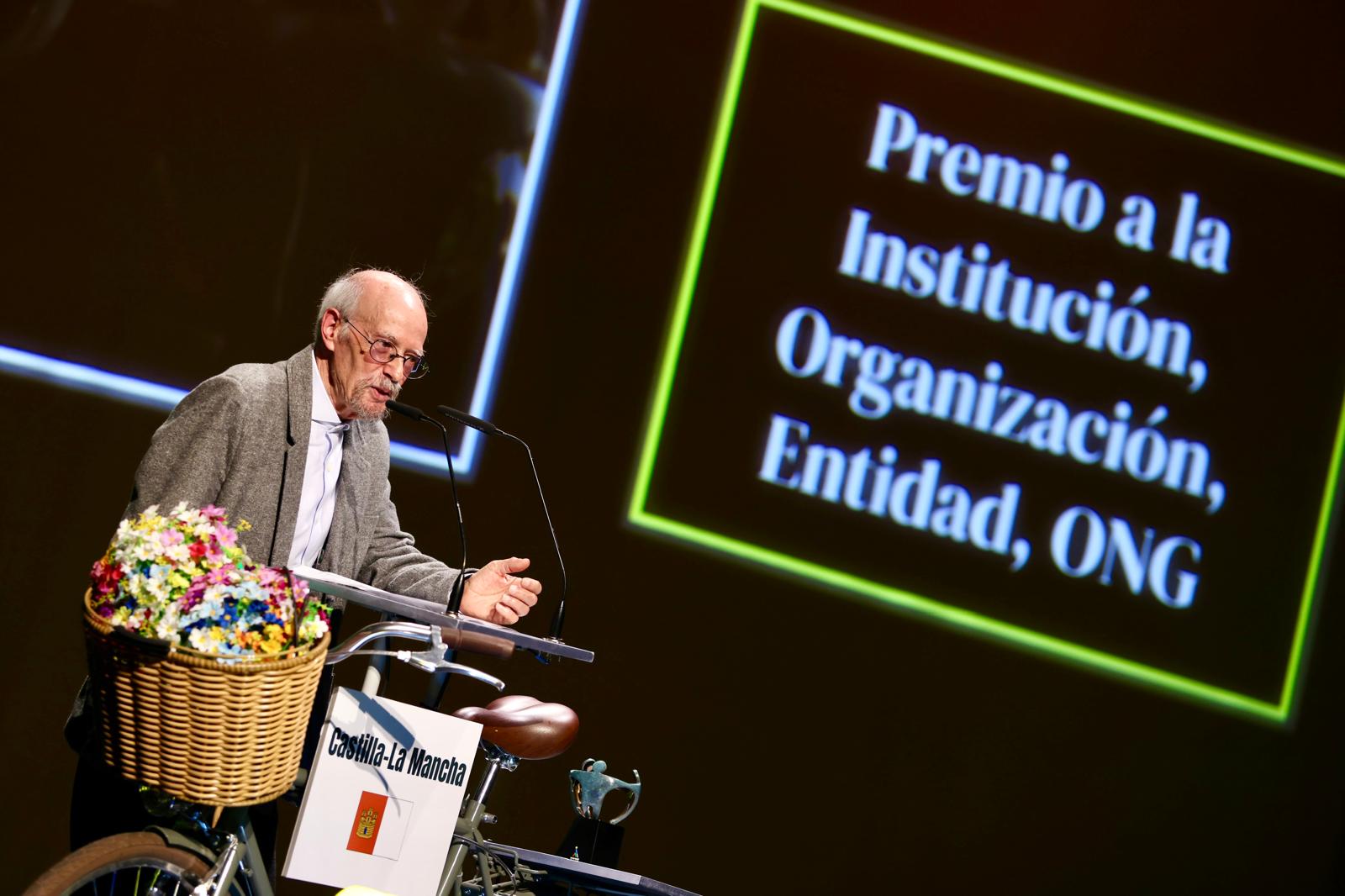 Ponente en el atril-bicicleta, con micrófono