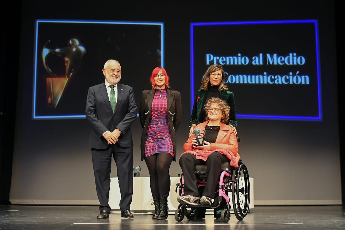 Ganadoras del Premio Solidario al Medio de Comunicación recogiendo el premio