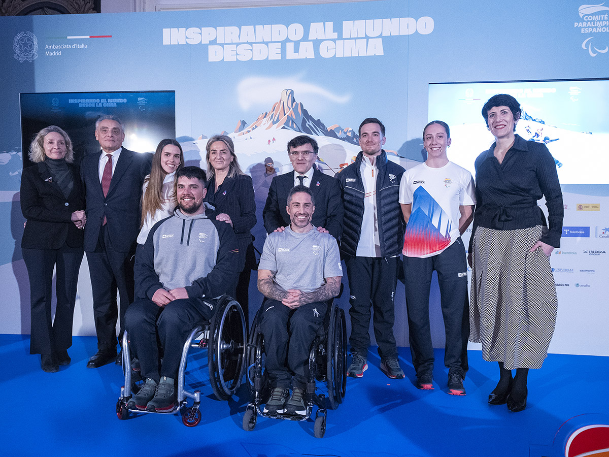 Foto de familia de los participantes en la presentación del equipo