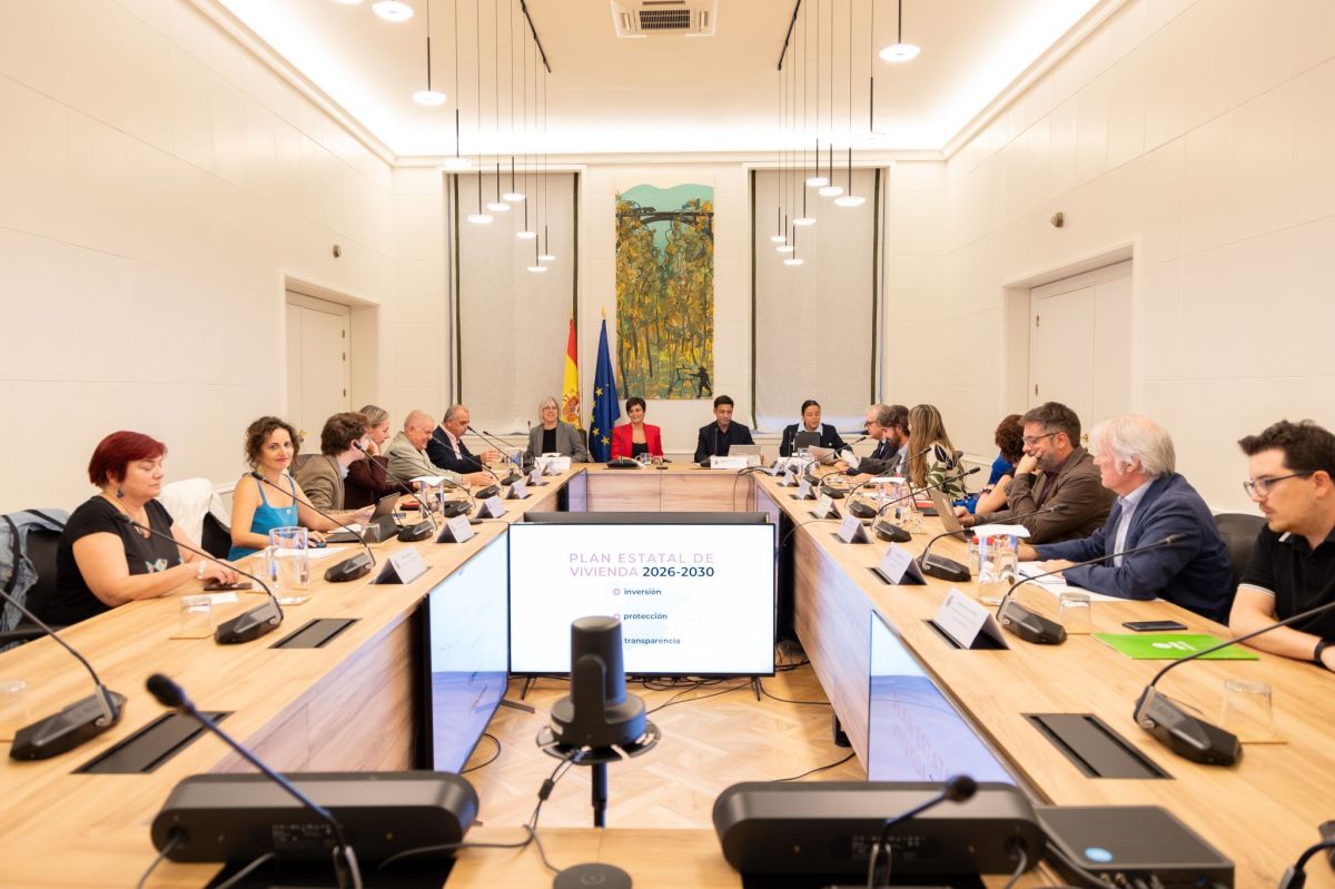 Mesa de la reunión de la PTS con la ministra Isabel Rodríguez en la sede del Ministerio de Vivienda