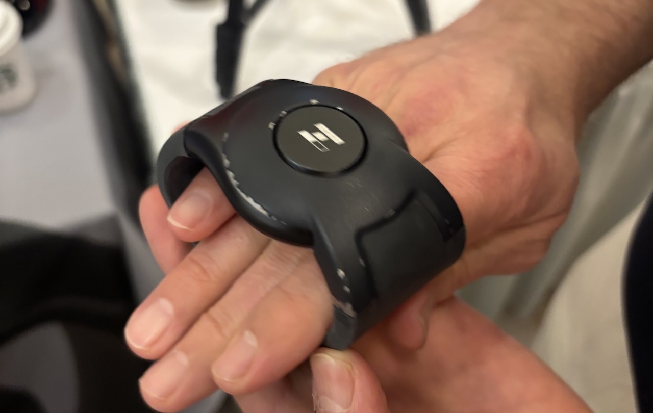 Una pulsera capaz de captar emociones y expresarlas con vibración