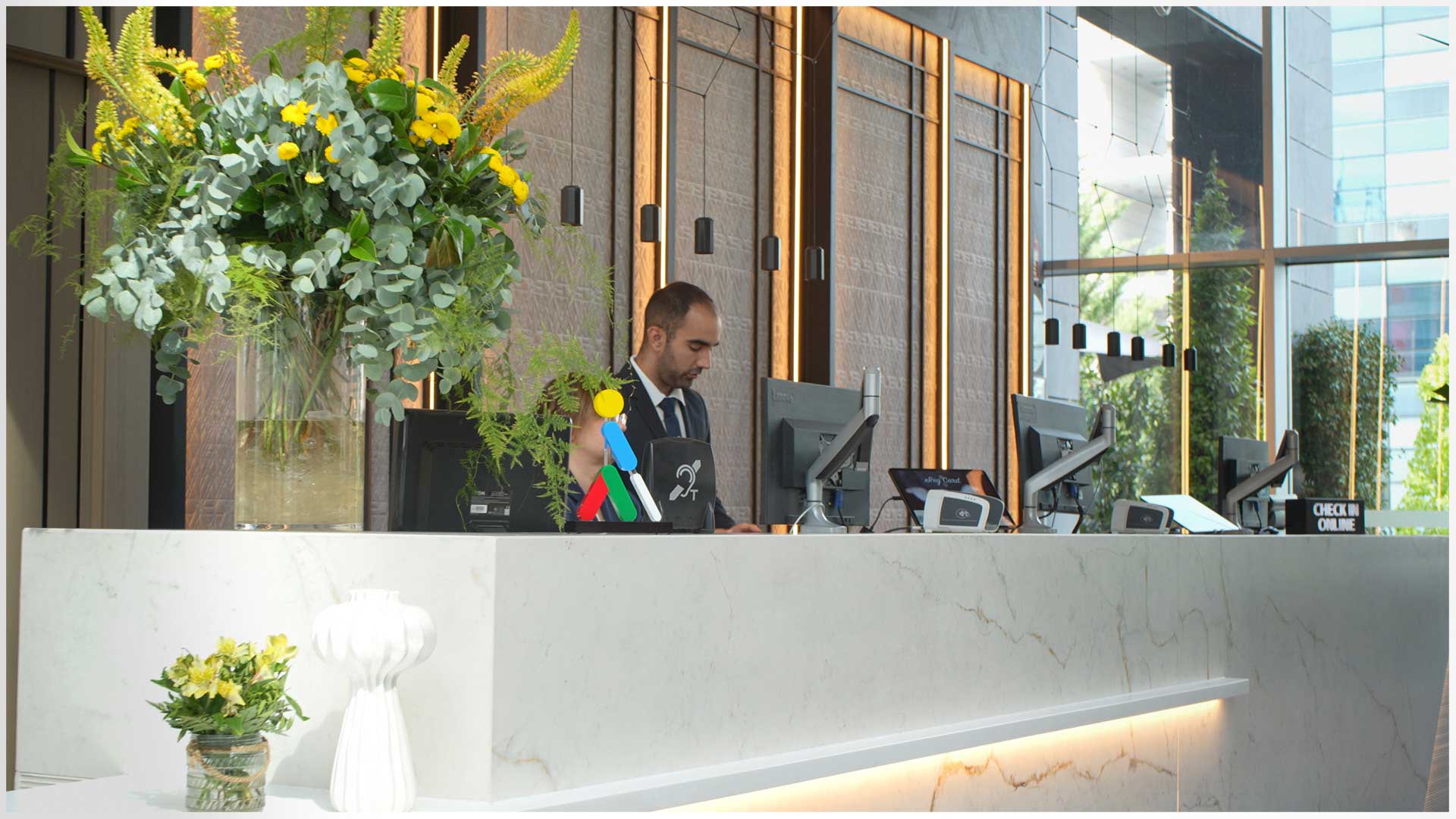 Recepción de Ilunion Hotels con un recepcionista trabajando