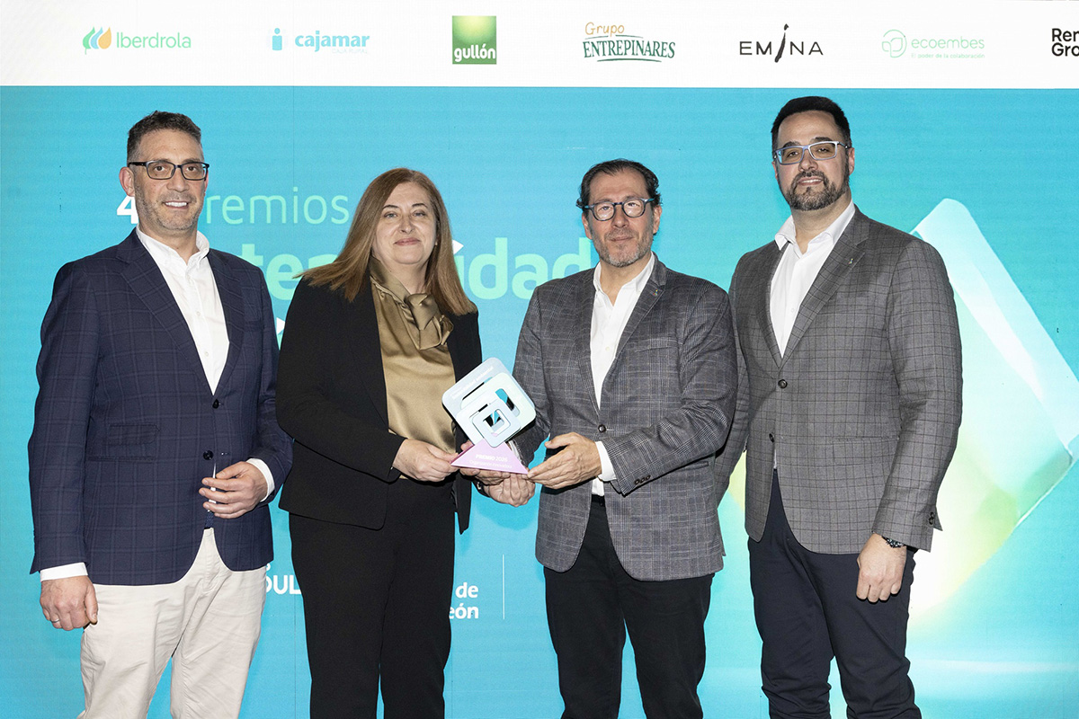 Responsables de la ONCE en Castilla y León posan con el galardón