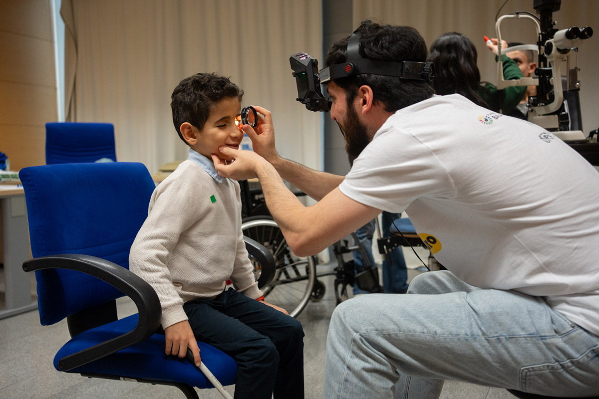 Revisión visual a un niño