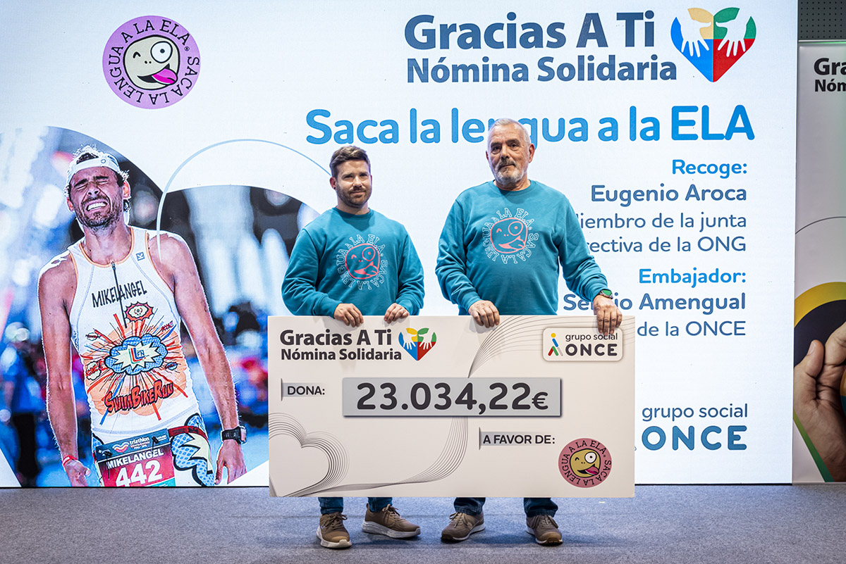 Sergio Amengual entrega el cheque de Saca la Lengua a la ELA