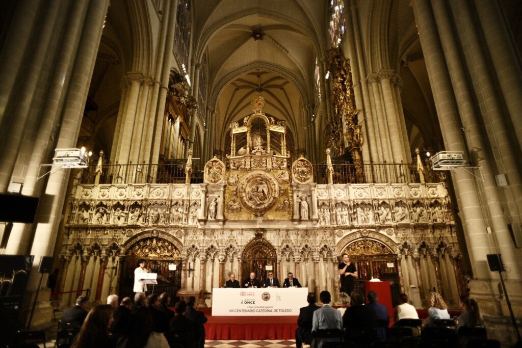 Vista del interior de la catedral durante la firma del acuerdo
