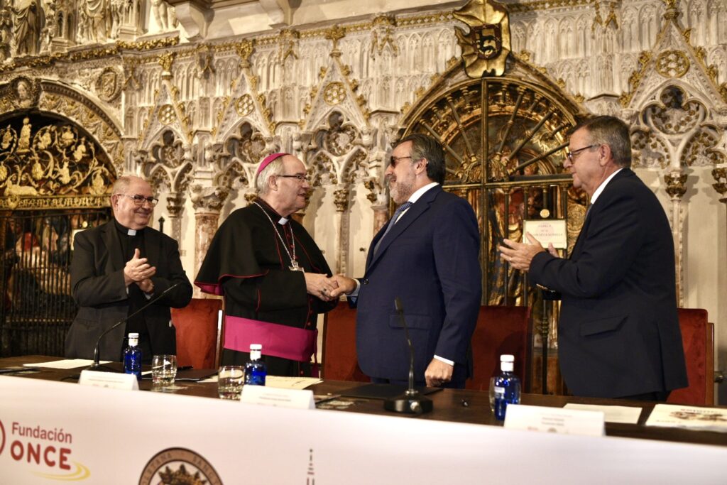 El azobispo de Toledo y el presidente del Grupo Social ONCE estrechan sus manos tras firmar el acuerdo