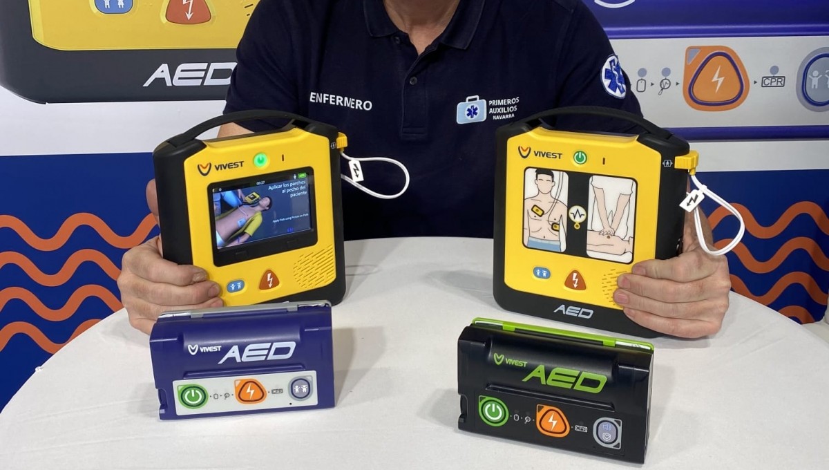 Imagen de los dos desfibriladores, el X3 y el Vivest P·