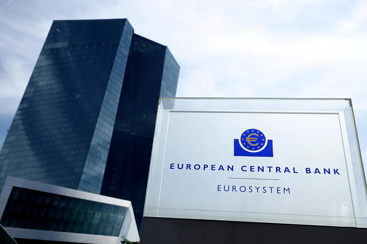 Fachada y placa del Banco Central Europeo