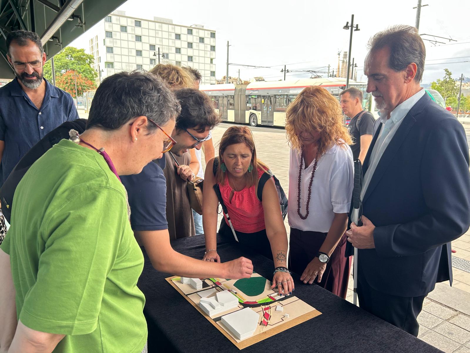 Los responsables de la ONCE tocan la maqueta del parque